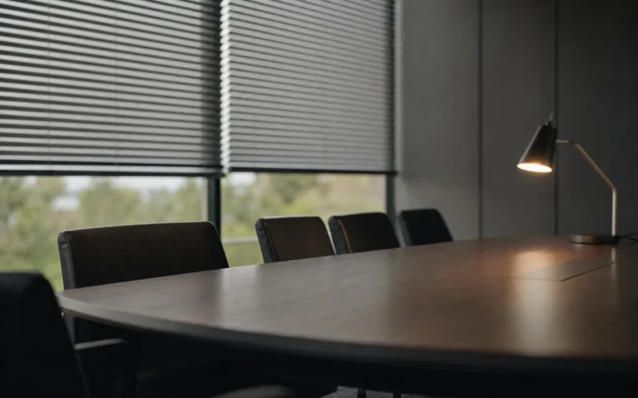 Leerer Konferenztisch