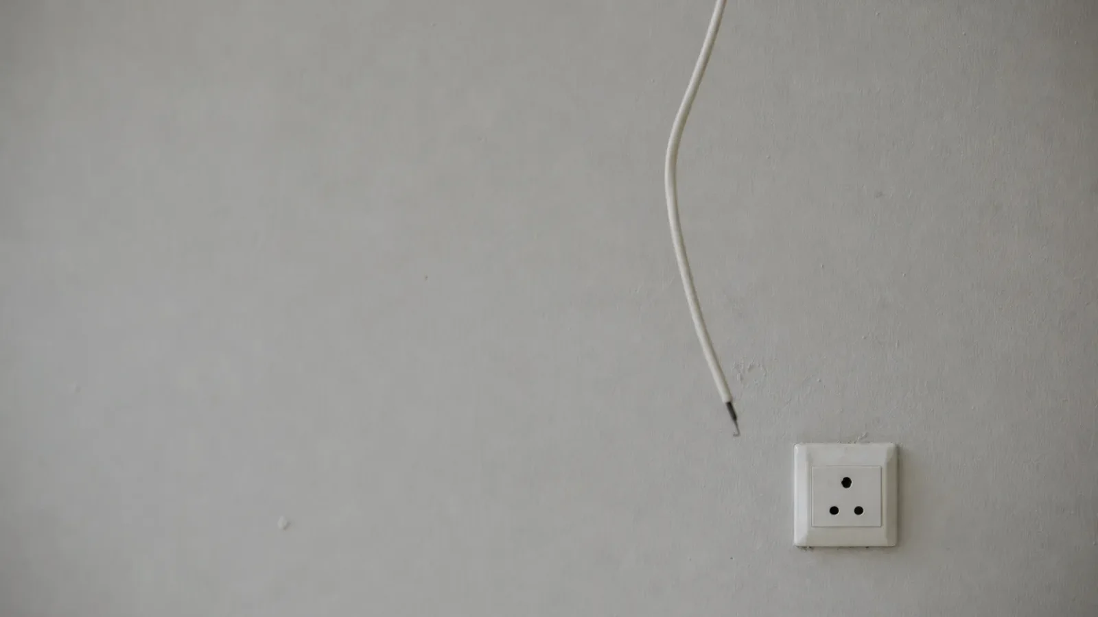 Loses Antennenkabel an einer Wand