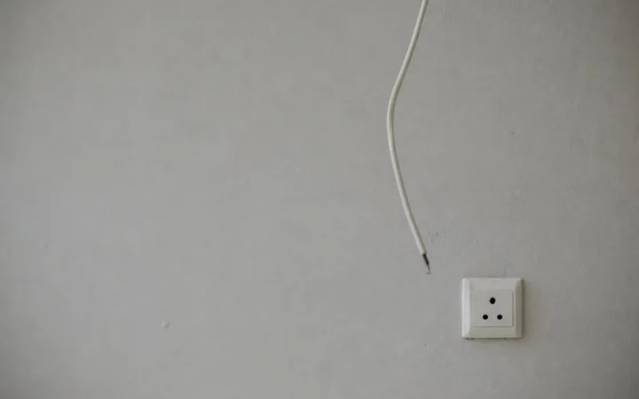 Loses Antennenkabel an einer Wand