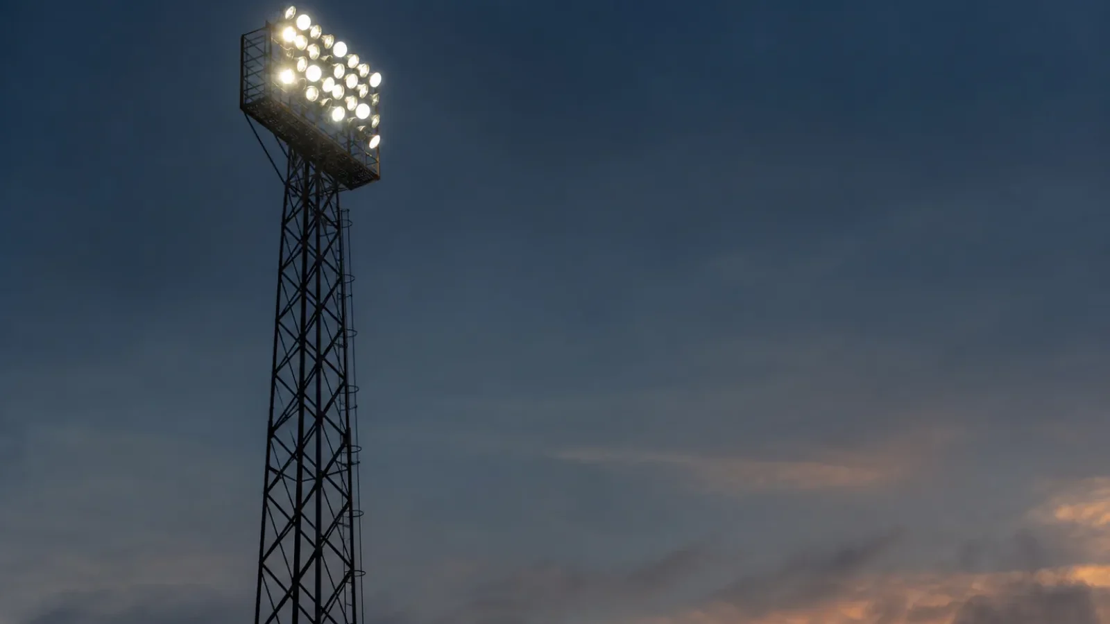 Alter Flutlichtmast im Abendhimmel