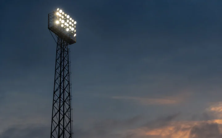 Alter Flutlichtmast im Abendhimmel