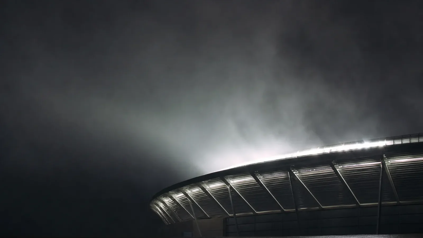 Stadionsilhouette im Flutlicht