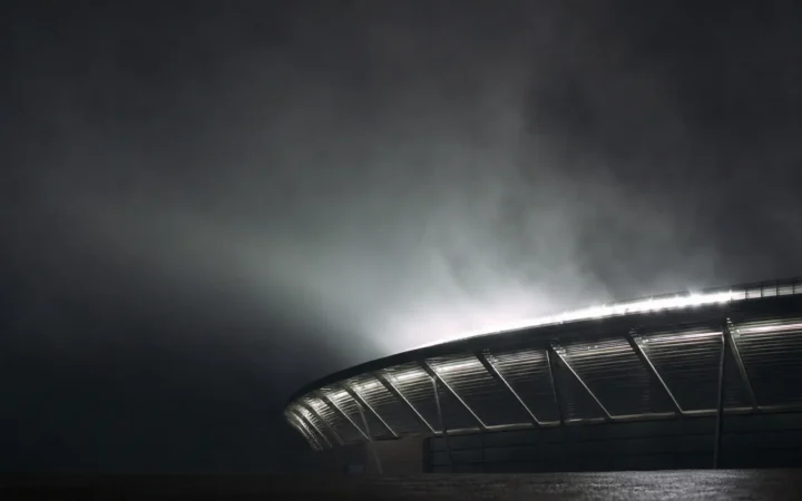Stadionsilhouette im Flutlicht