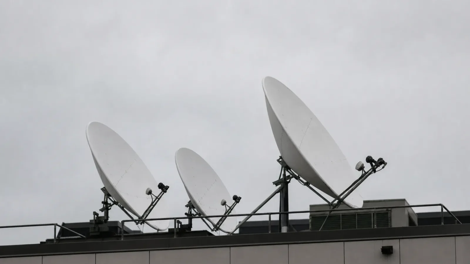 Satellitenschüsseln auf einem Dach
