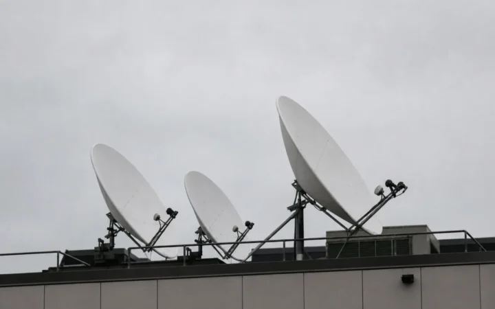 Satellitenschüsseln auf einem Dach