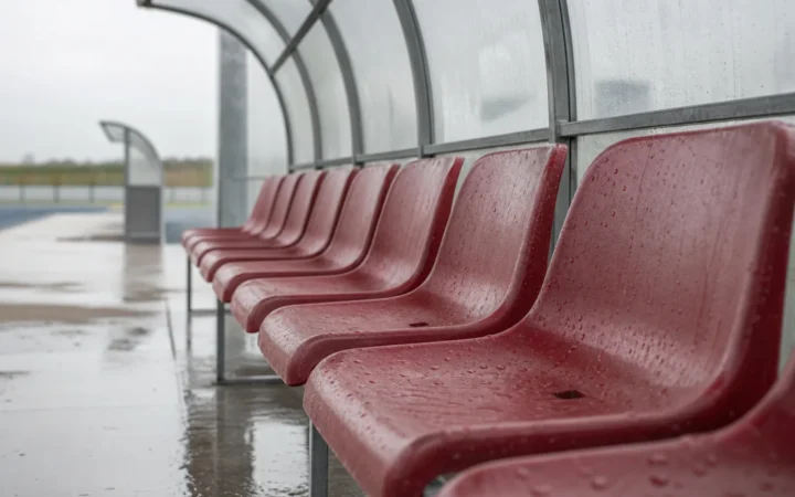 Leere Trainerbank im Regen