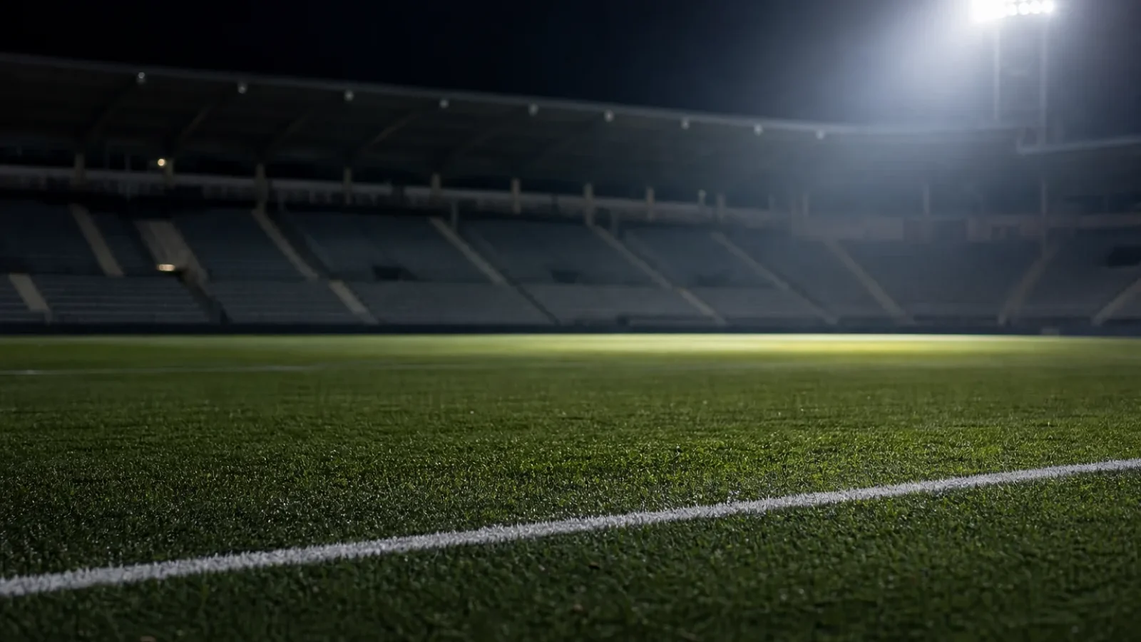Flutlichtspiel in einem leeren Stadion