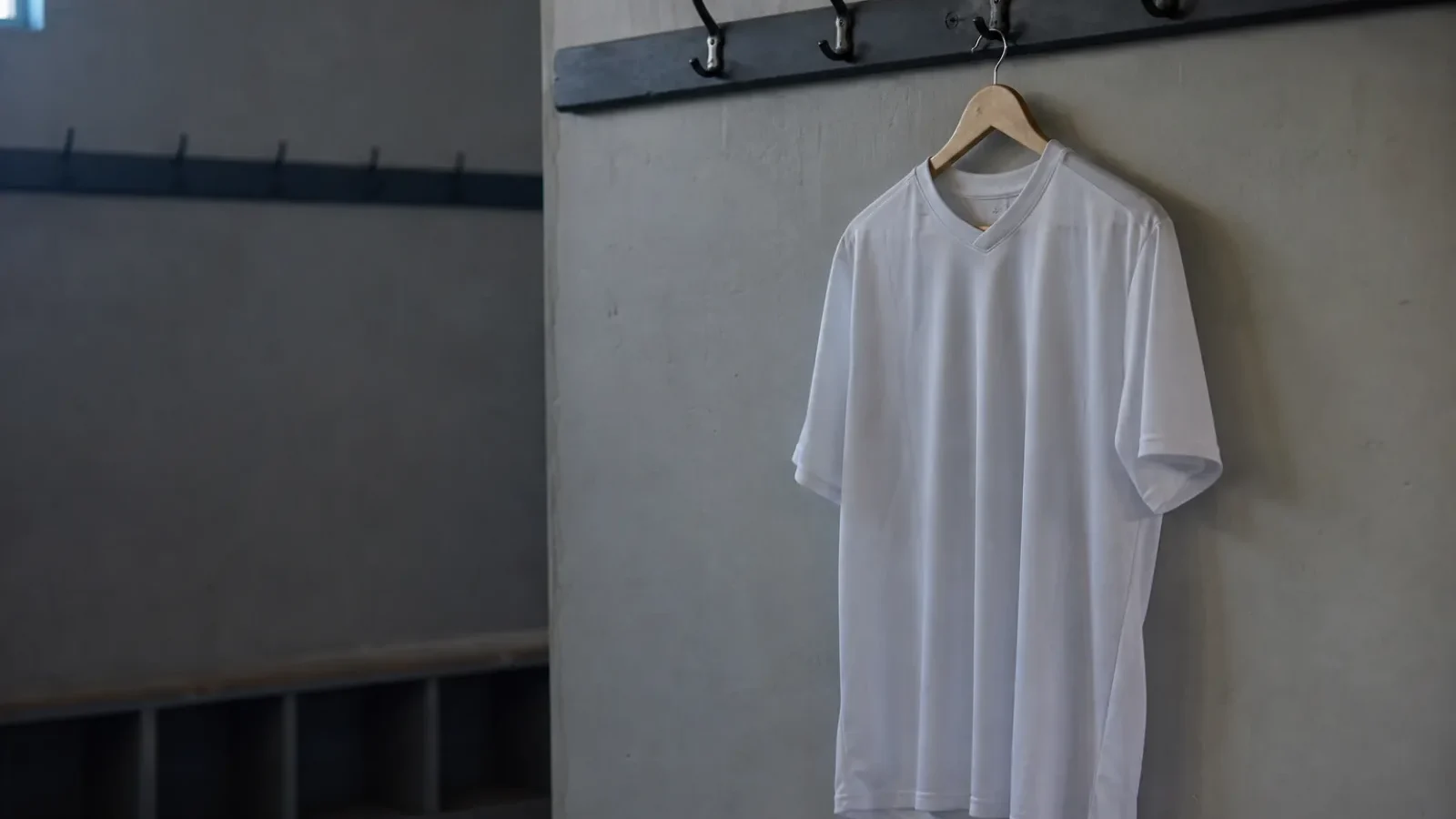 Trikot auf einem Bügel in der Kabine