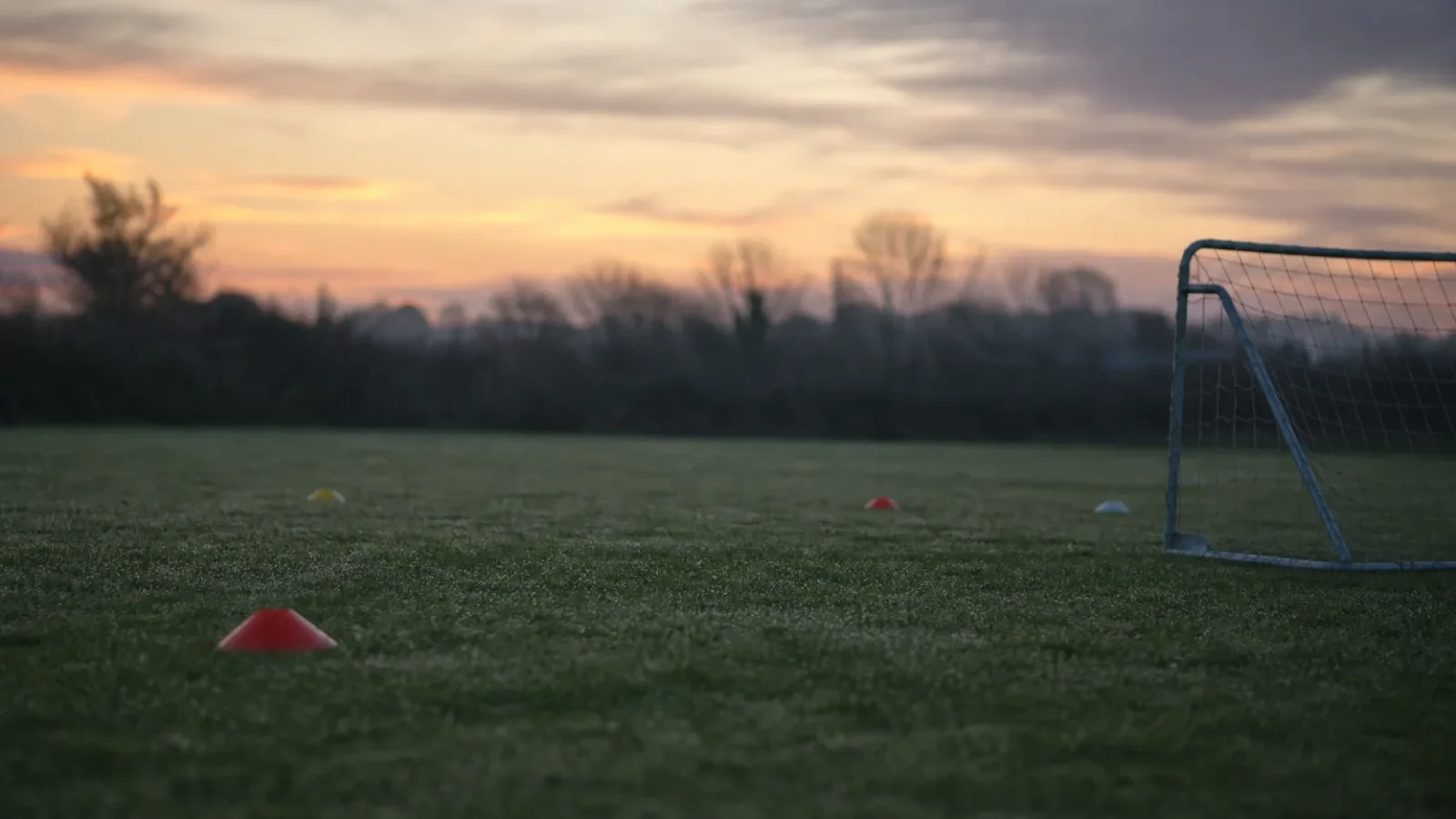 Trainingsplatz mit Hütchen im Abendlicht