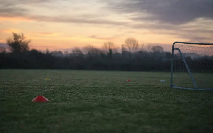 Trainingsplatz mit Hütchen im Abendlicht