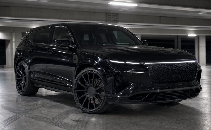 Dunkler Luxus-SUV in einer Tiefgarage