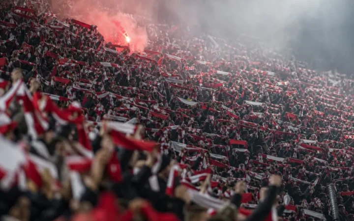 Dicht gefüllte Stehplatztribüne während eines Bundesligaspiels