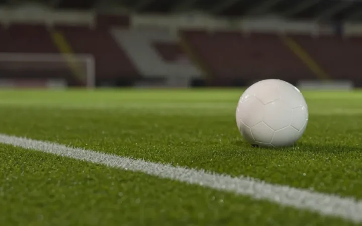 Frisch gemähter Rasen mit Seitenlinie und Ball