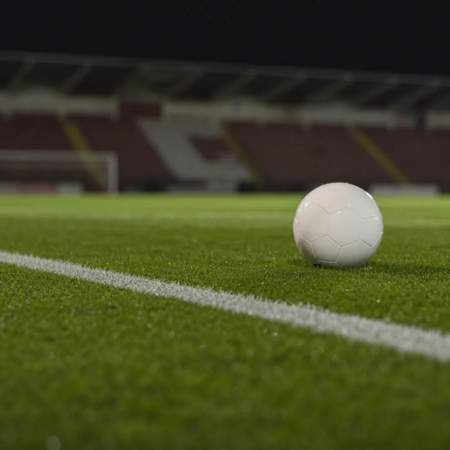 Frisch gemähter Rasen mit Seitenlinie und Ball