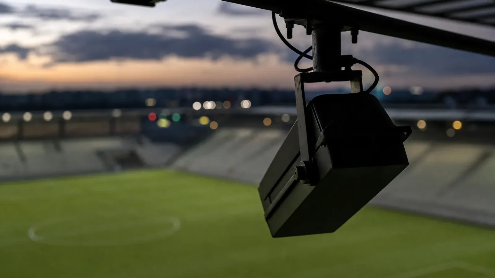Tracking-Kamera an einer Stadiontraverse