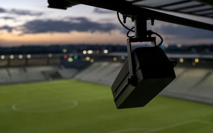 Tracking-Kamera an einer Stadiontraverse